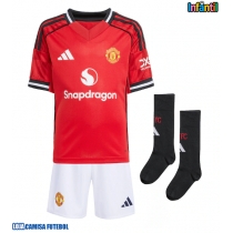 Camisa de Futebol Manchester United Luke Shaw #23 Equipamento Principal Infantil 2025-26 Manga Curta (+ Calças curtas)